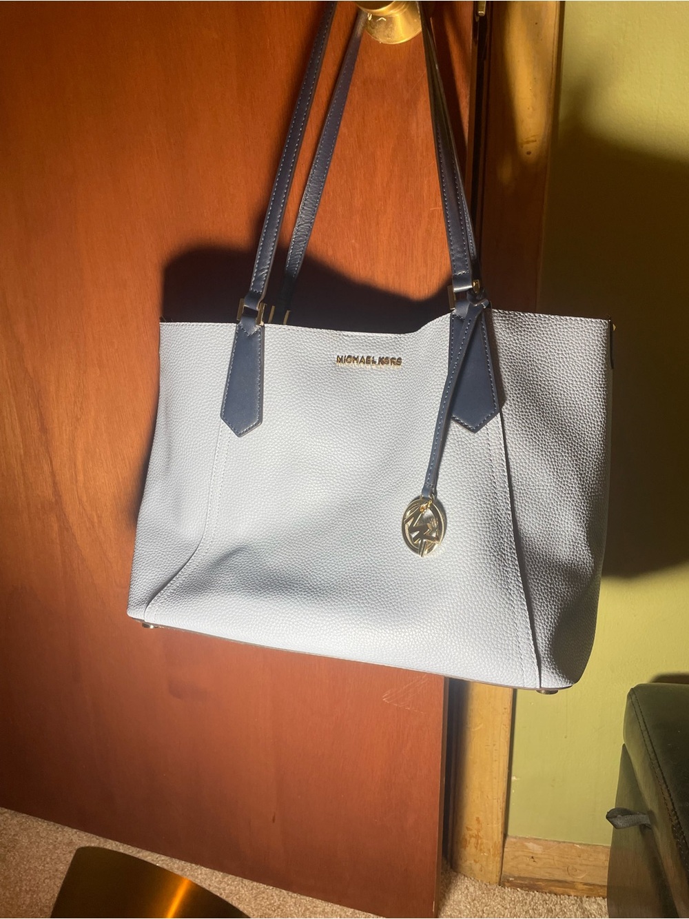 Michael Kors White Tote with Navy Straps and Gold Logo Charm. Like Nee.